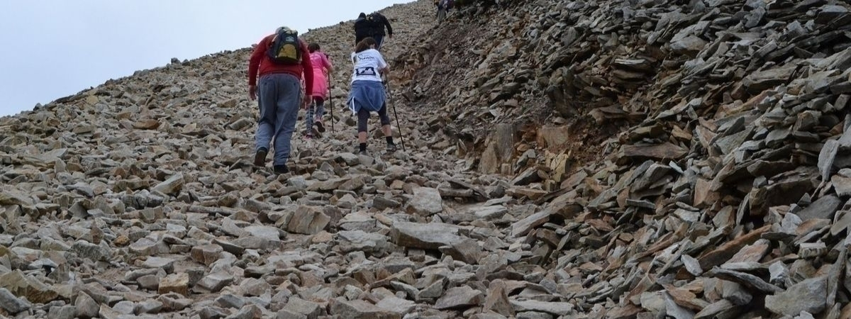 Menschen, die einen Berg erklimmen