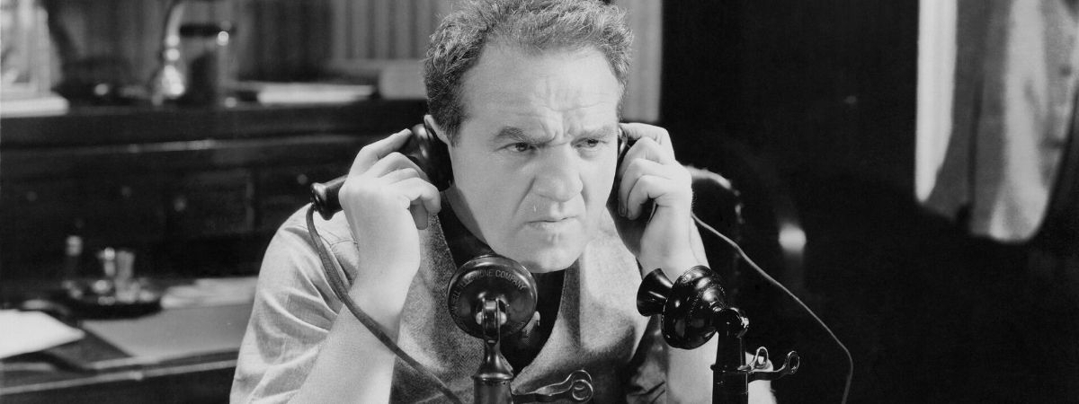 Mann telefoniert mit zwei Telefonen