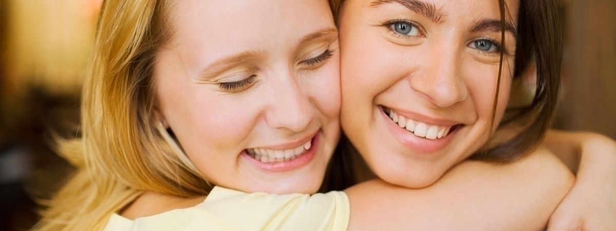 zwei Frauen, die sich innig umarmen