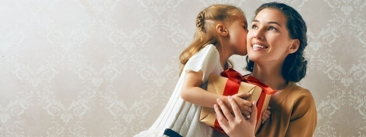 Geschenk wird überreicht