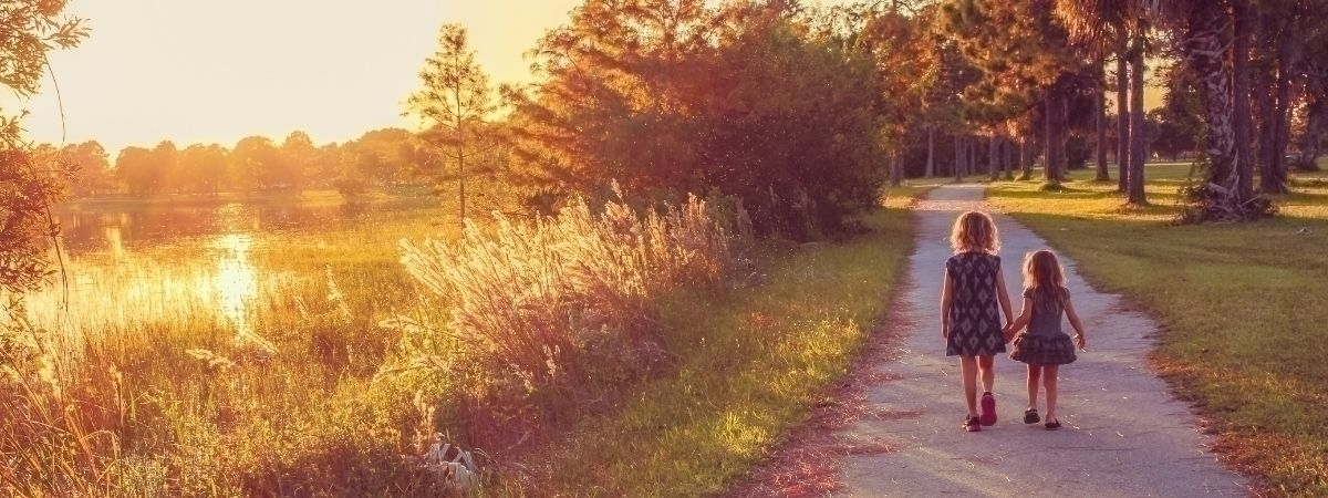 Kinder gehen miteinander spazieren