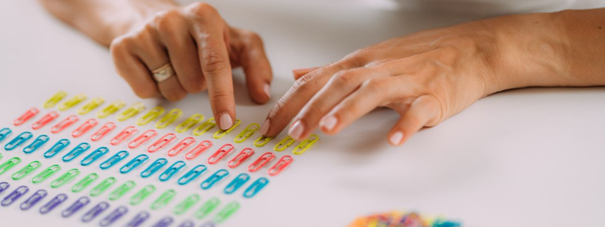 Büroklammern nach Farbe sortieren