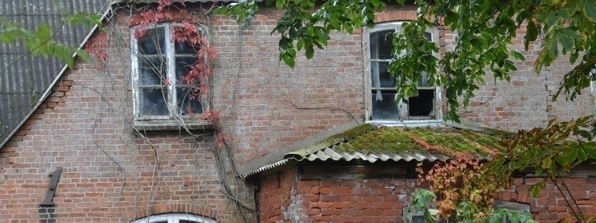 Unperfekt - alte Hausfassade