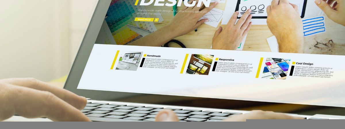 Laptop, auf der man eine Website sieht