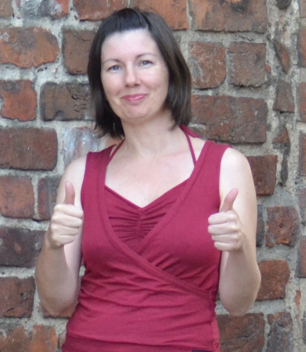 Betty mit Daumen hoch